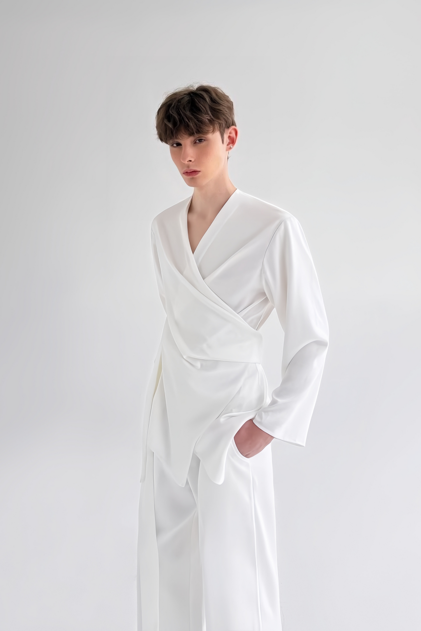 Gaspard white self-tie detail suit